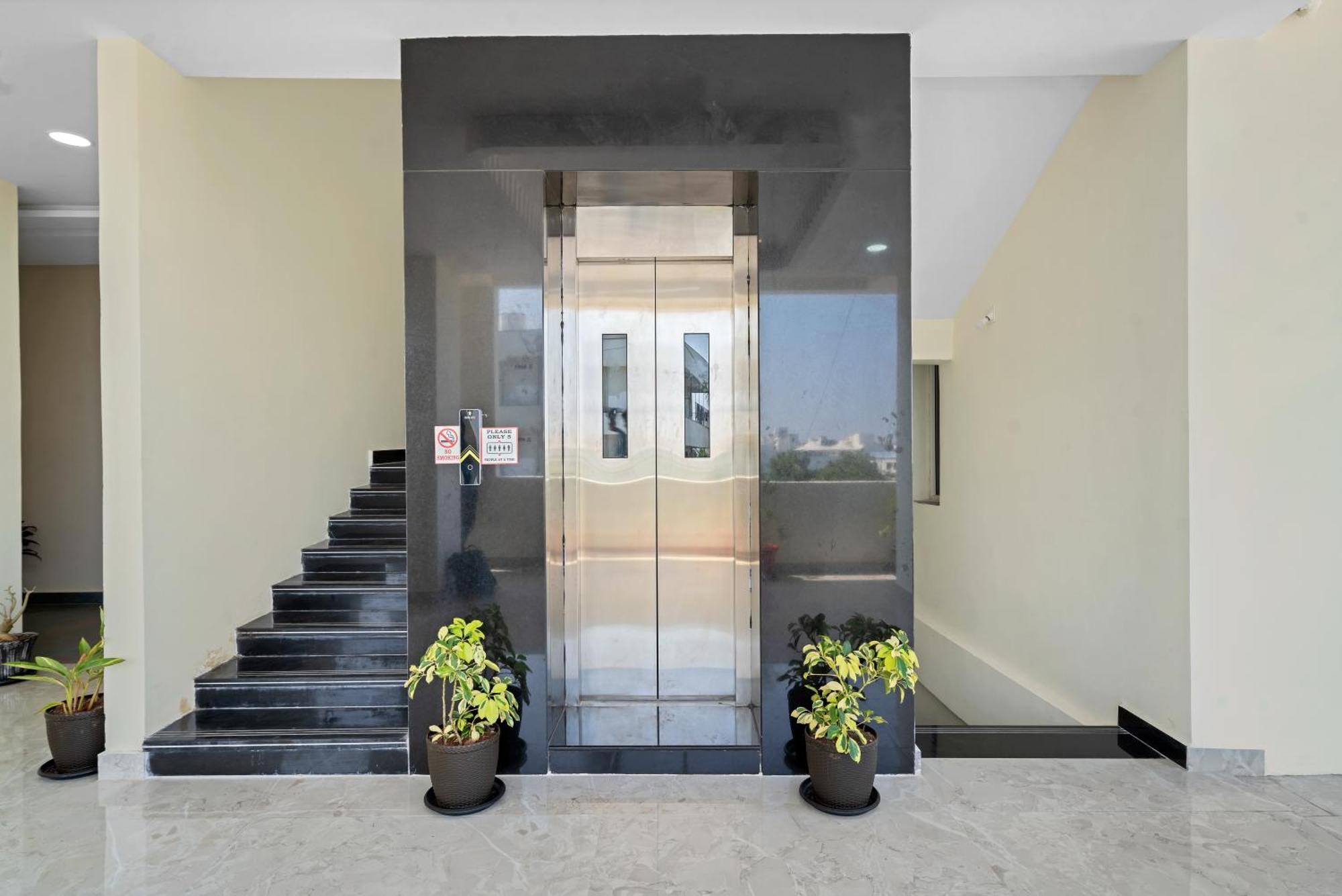 Hotel Sky Land Khammam Экстерьер фото
