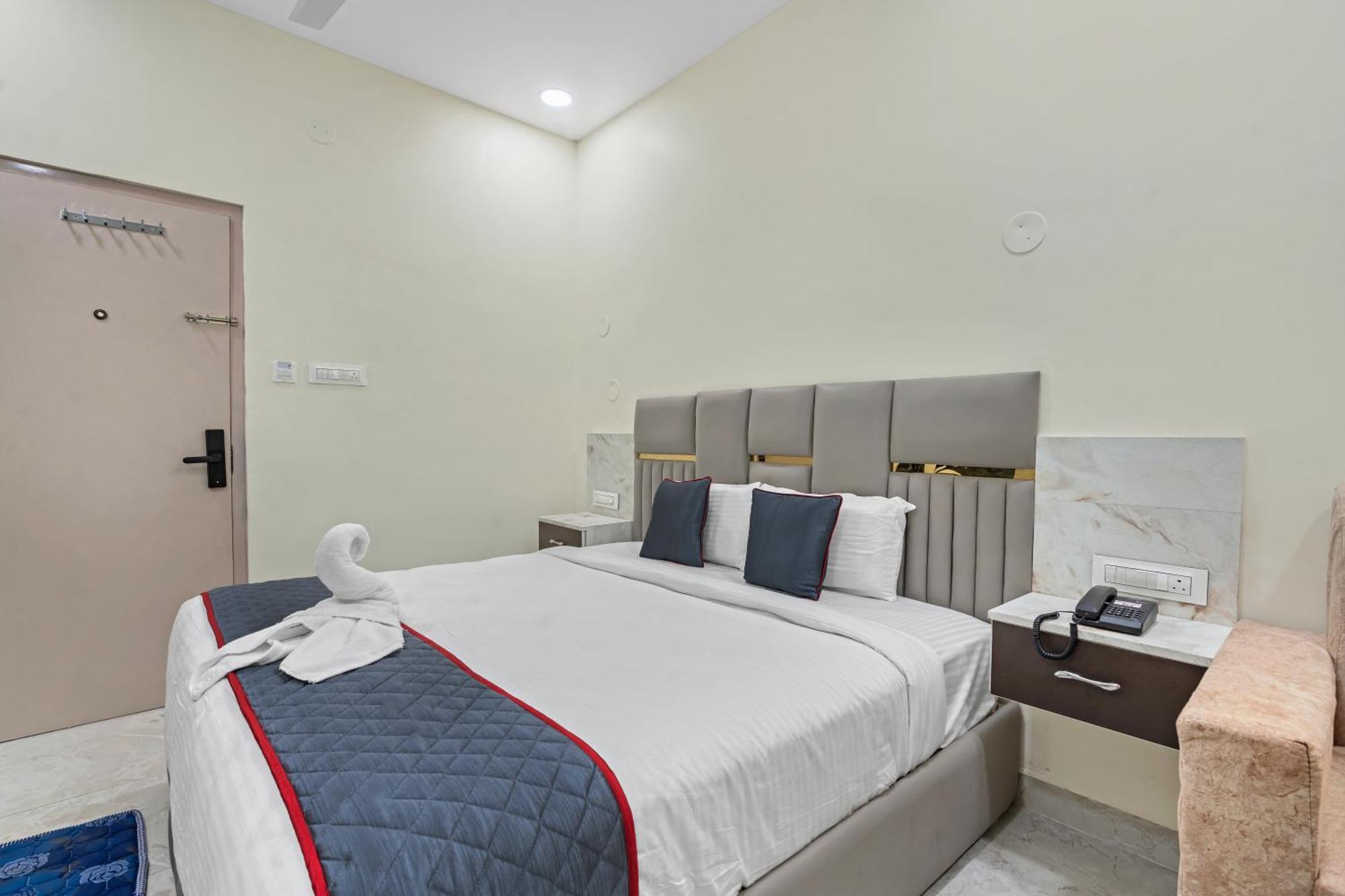 Hotel Sky Land Khammam Экстерьер фото